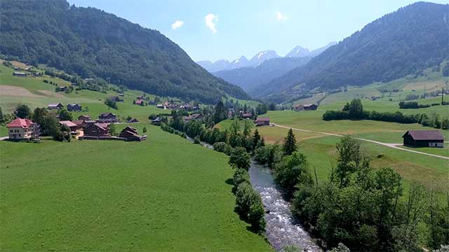 Flusslandschaft in den Bergen